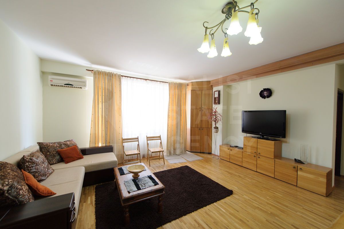 Chirie, apartament, 3 camere, str. Bucureşti, Centru - Poză 1