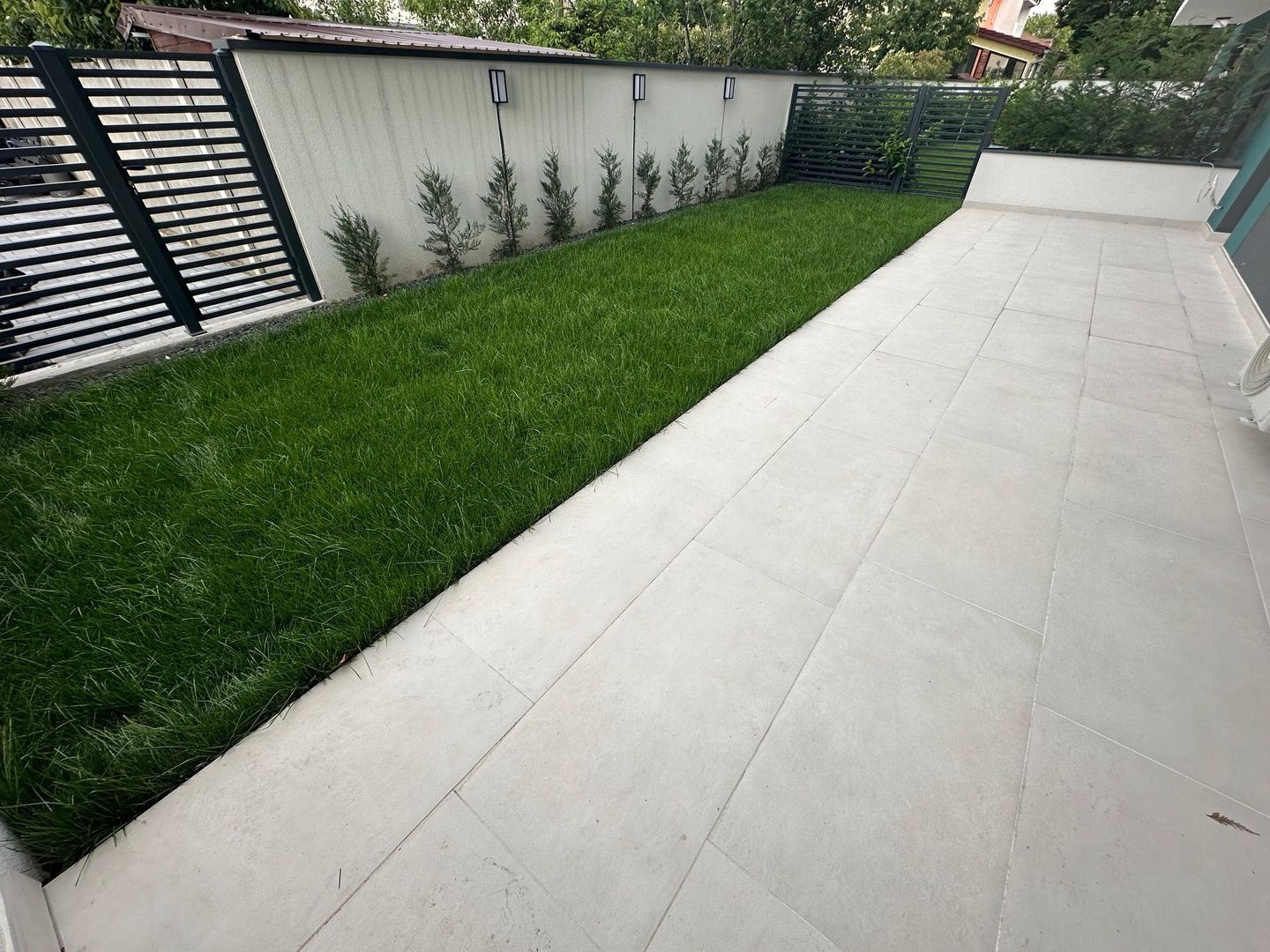 Apartment deosebit cu curte proprie se vinde complet mobilat - Poză 2
