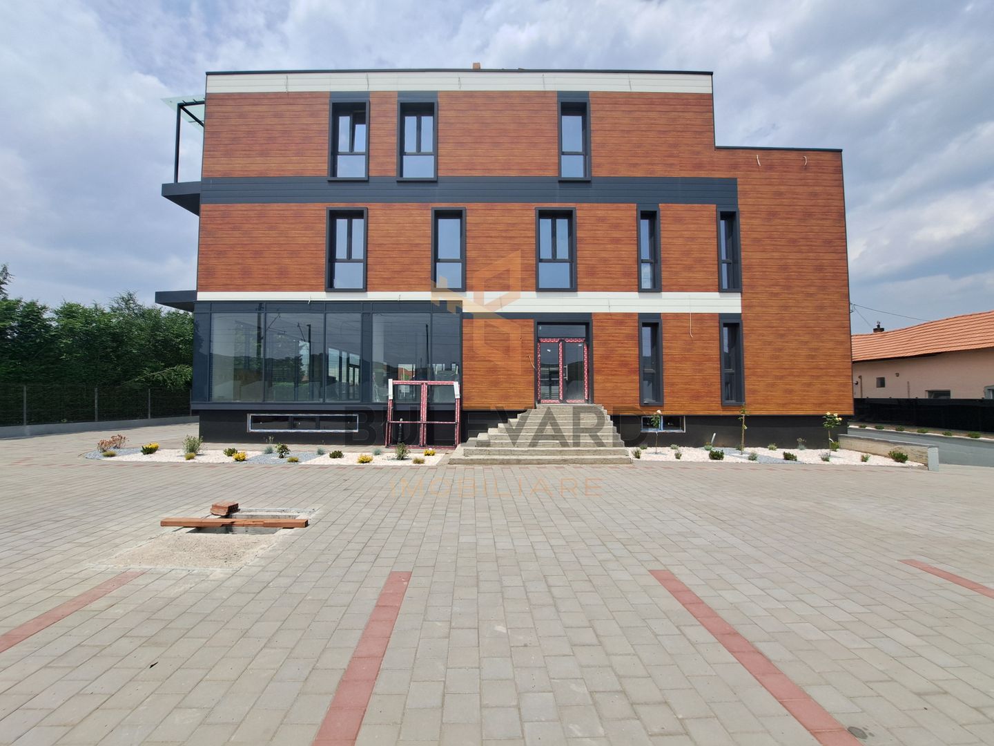 Cladire comerciala situata la drum intens circulat, 1365 mp utili + 20 parcari - Poză 5