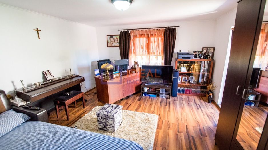 Casa Individuala cu 8 camere si 430 mp de curte, zona Calea Poplacii - Poză 11