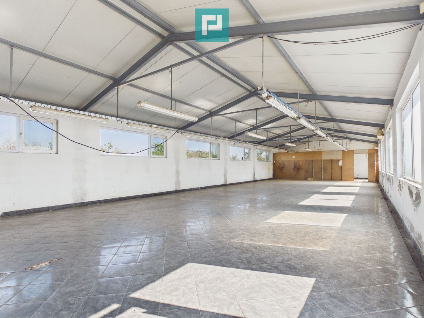 Spațiu industrial de 230mp utili în Aradul Nou - Poză 1