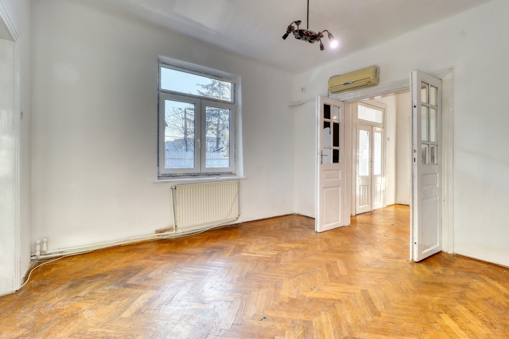 Centru- Casă boierească individuală- 5 camere si  451 mp teren - Poză 11