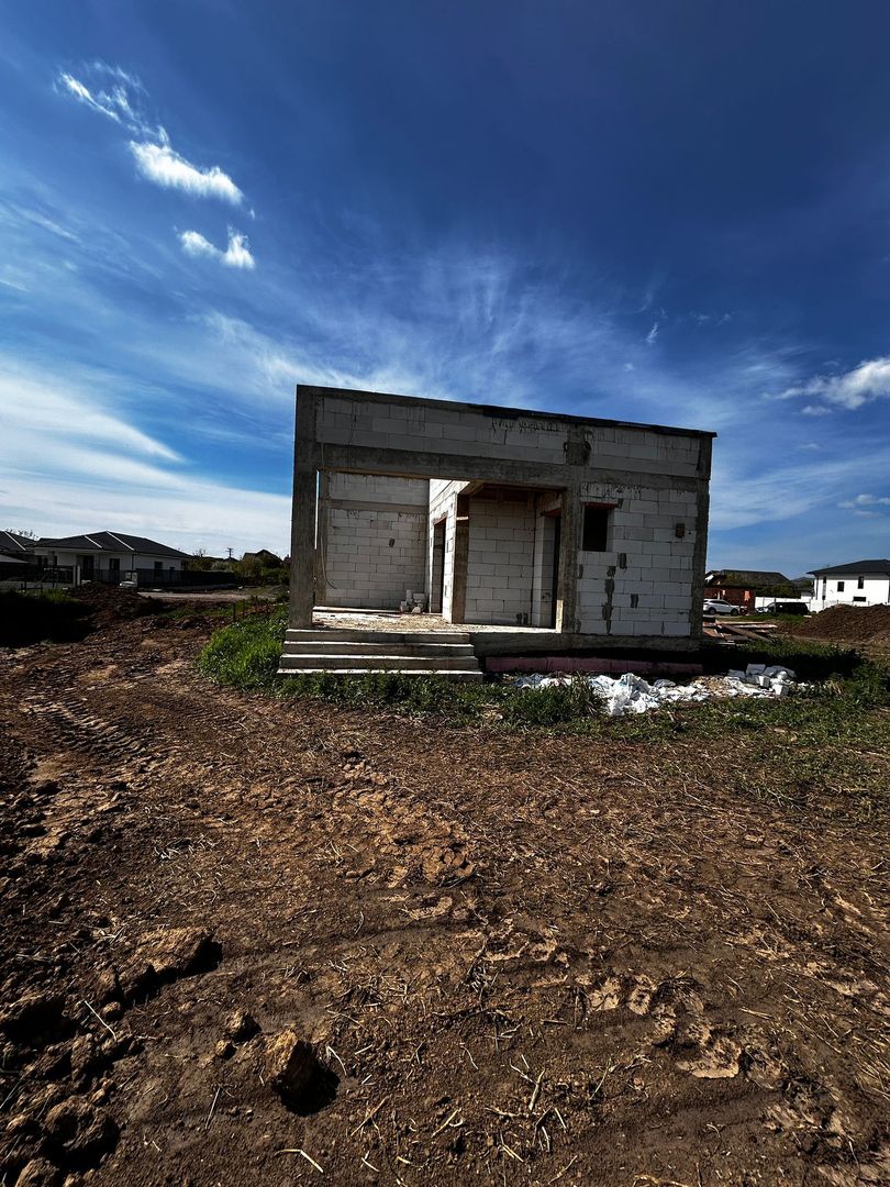 Casa la rosu de vanzare in Alba Iulia - Poză 2