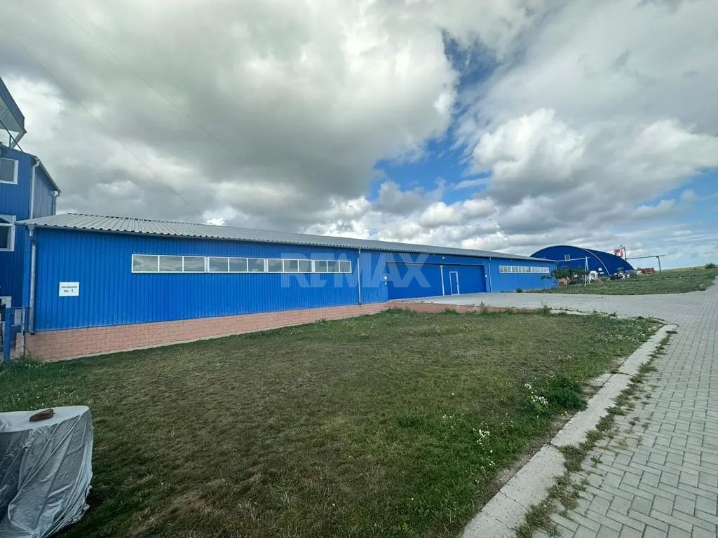 Aerodromul Horesti 24 ha teren + 1400 m2 hangare și 550 m2 cladire administrativa - Poză 6
