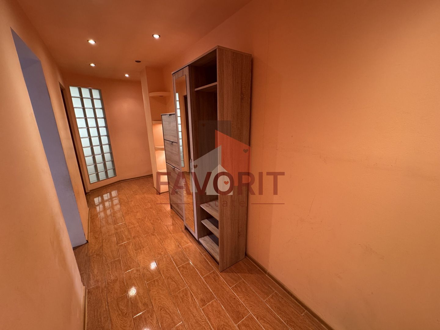 Disponibil imediat. Etaj 1. Centrala proprie. Vedere pe 2 parti. - Poză 9