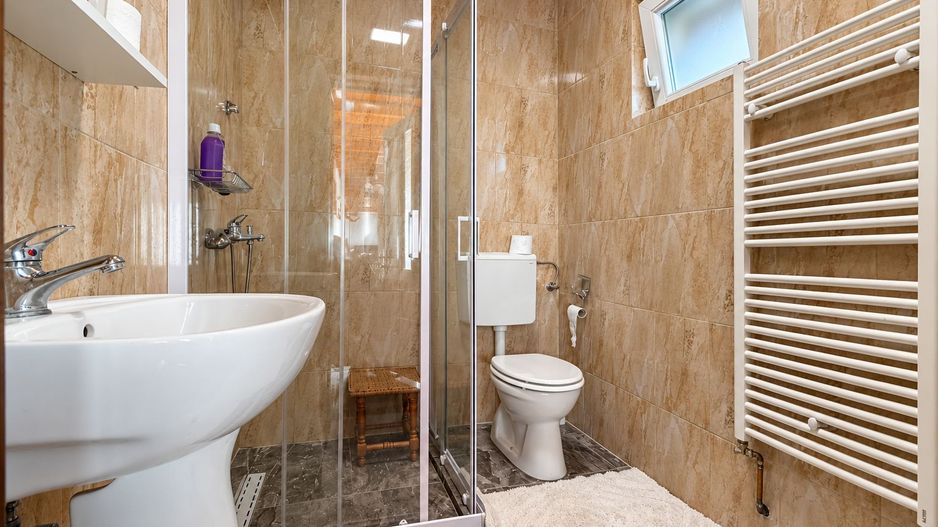 Casă pe parter, cu teren de 1.280 mp și foișor închis – Covăsânț, Arad - Poză 9