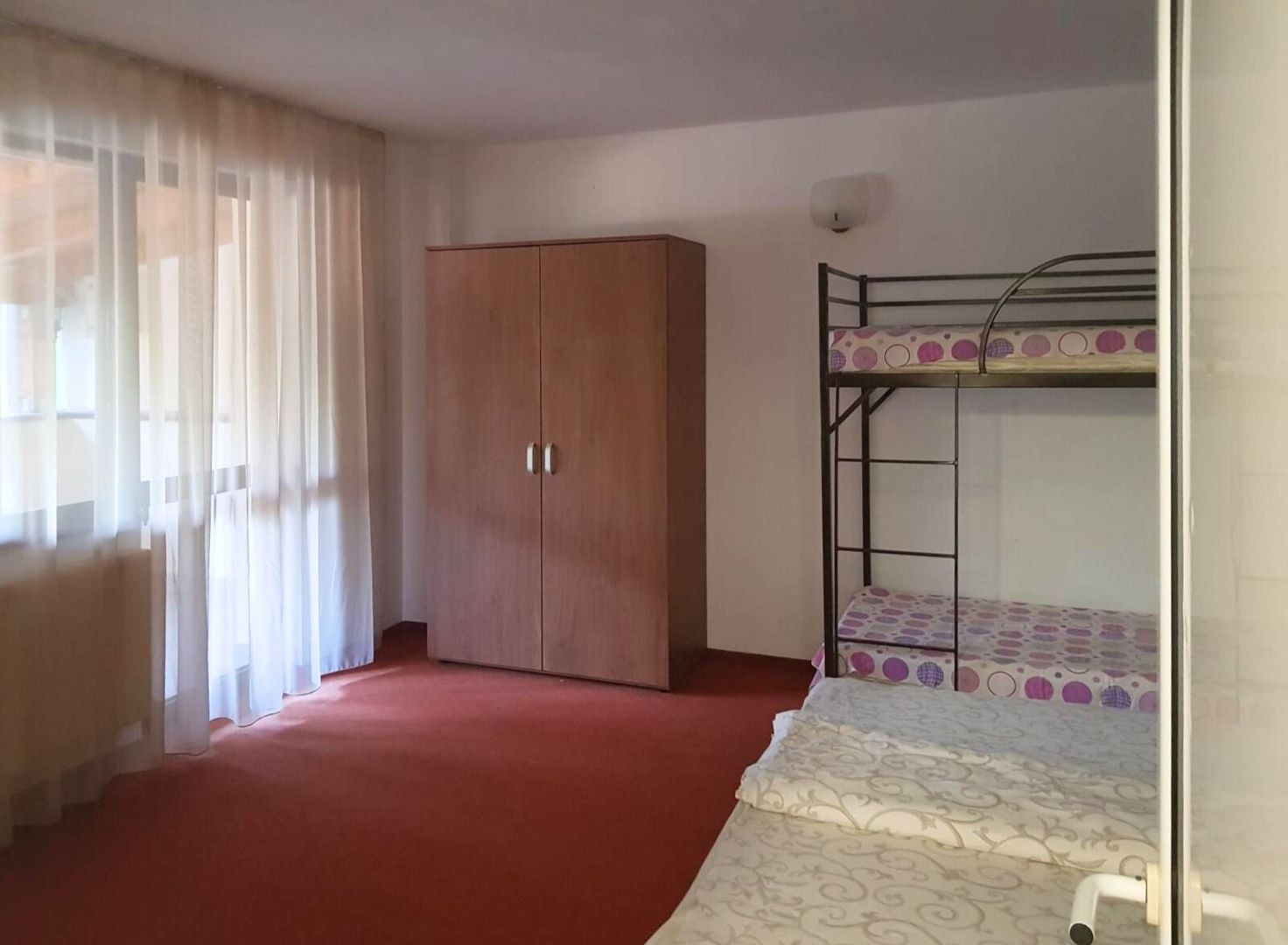 Hotel cu arhitectură montană deosebită poziționare premium Sâmbătă de Sus - Poză 11