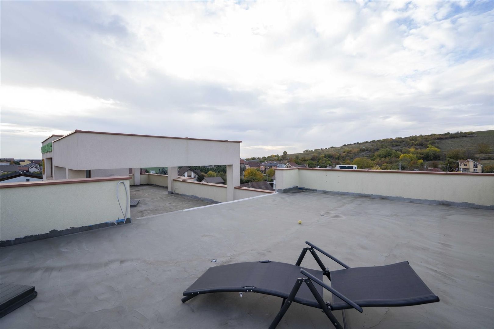 Baza de tenis si constructie moderna - Poză 12