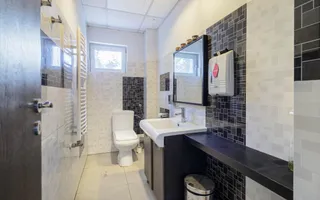 Clădire Modernă, Ideală pentru Locuință sau Afacere, cu Terasă Panoramică - Poză 26