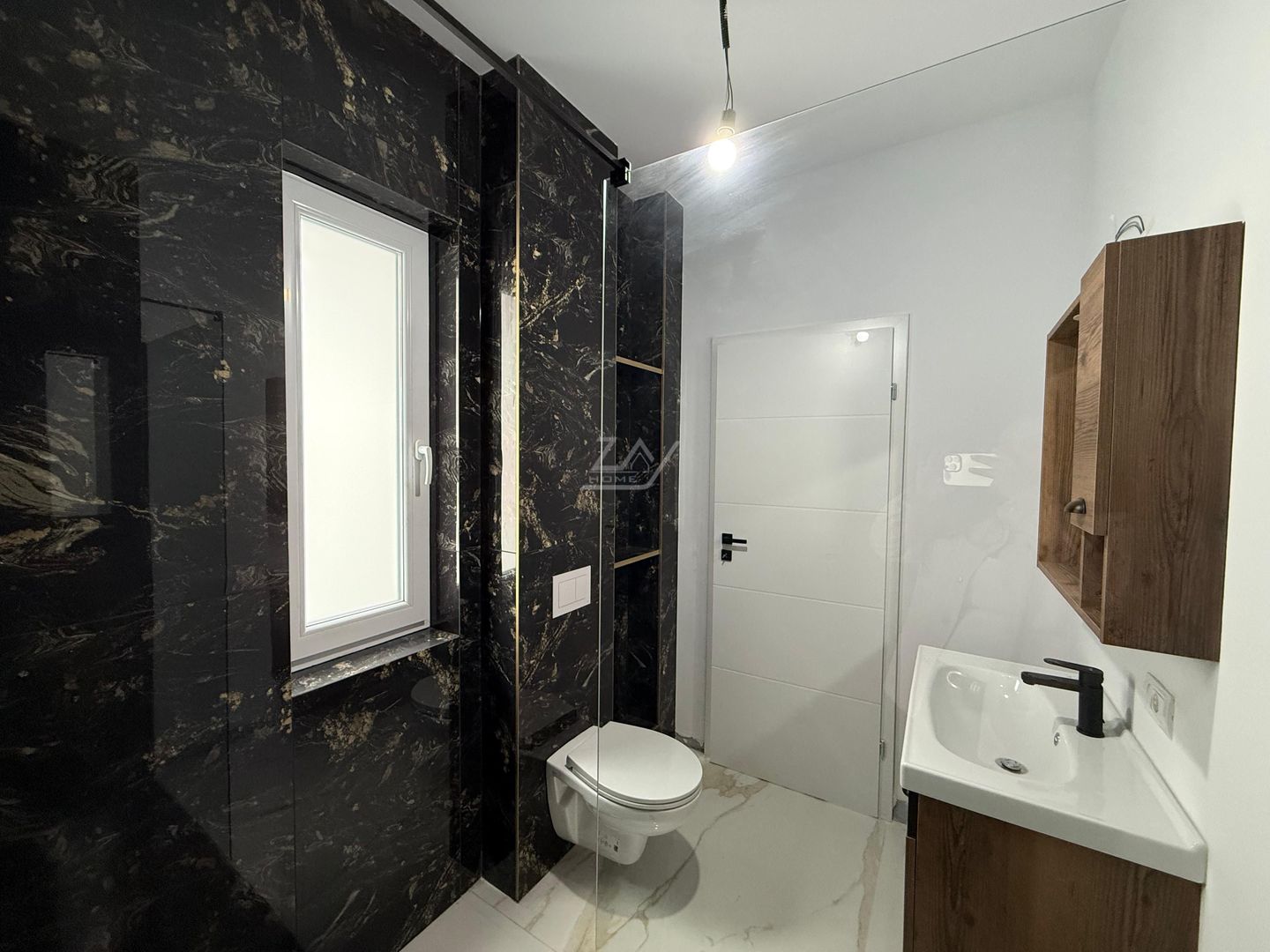 Disponibil imediat. Drum asfaltat. 2 locuri de parcare acoperite. - Poză 3