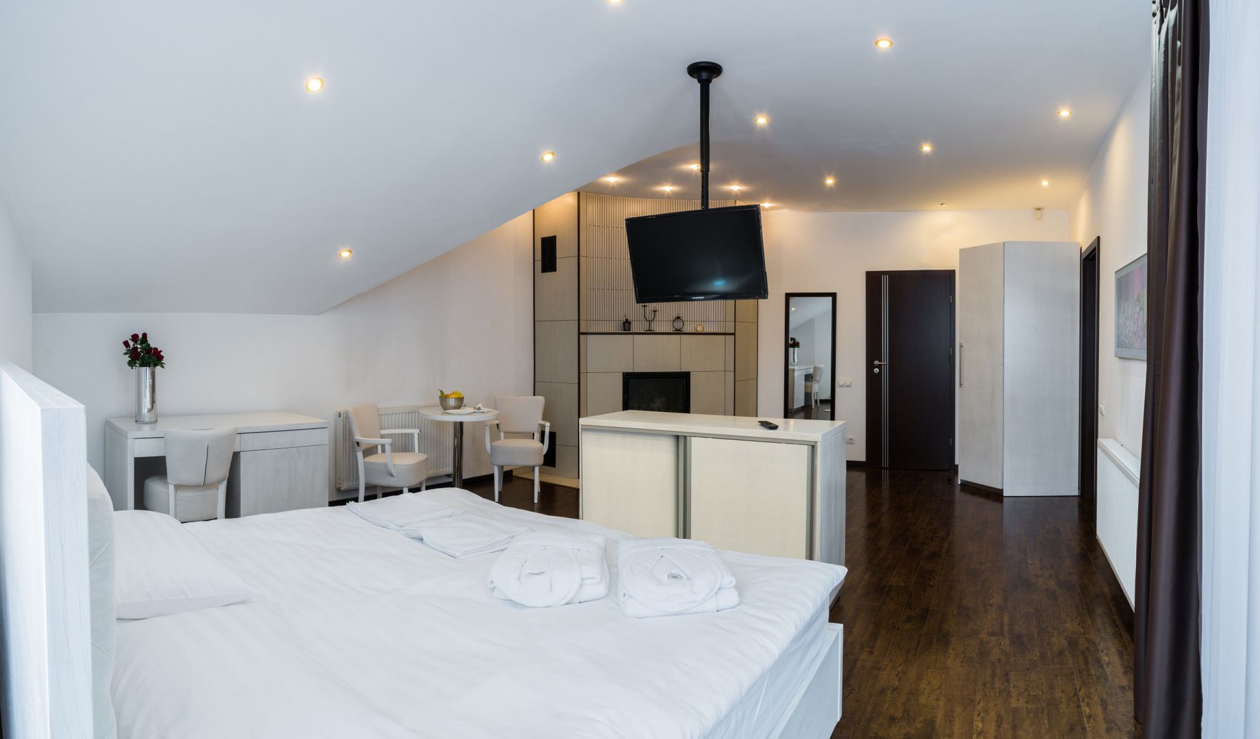 CASA DE LUX ÎN ZONA LIVEZENI - Poză 5