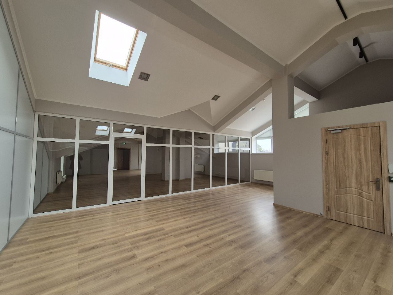 Spațiu comercial cu 6 camere de închiriat în Centru, Chișinău - Poză 4
