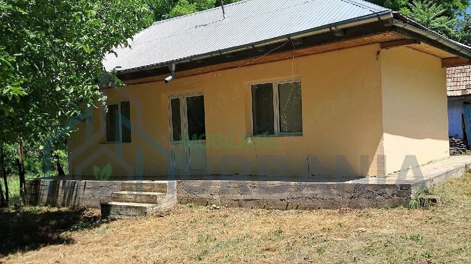 Casă renovată cu teren în Răducăneni, racorduri disponibile la poartă - Poză 1