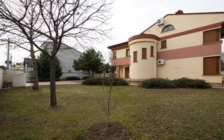 Vila cu 750 mp utili si teren de 1.480 mp in Erou Iancu Nicolae - Poză 1