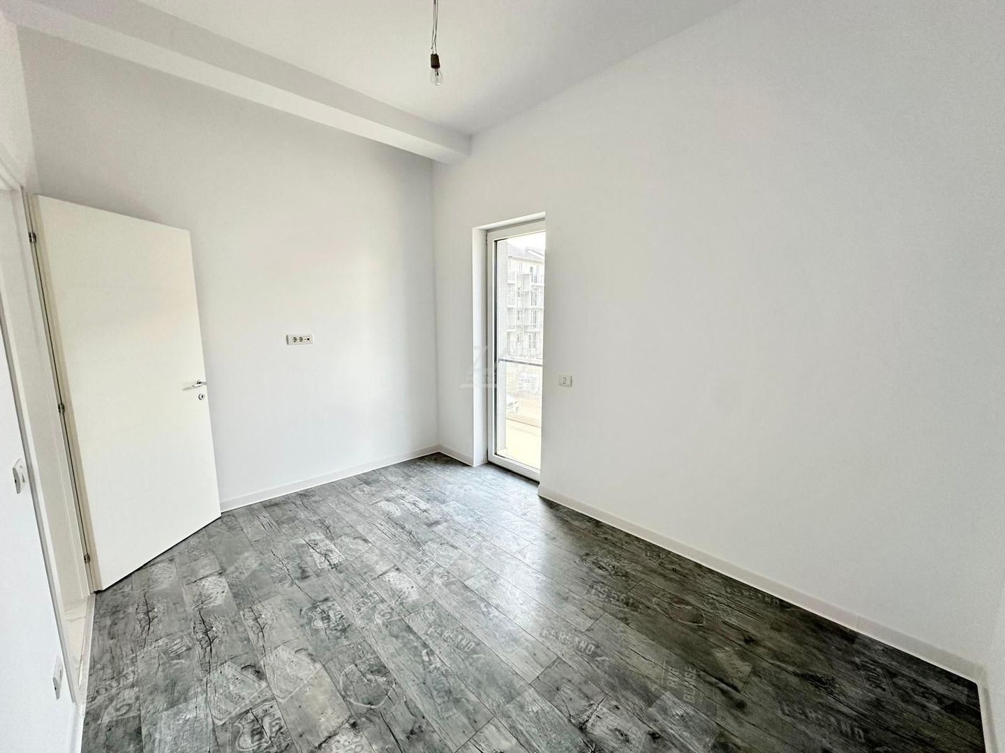 Etaj 1. Bucatarie inchisa. Drum asfaltat. Loc de parcare. - Poză 8