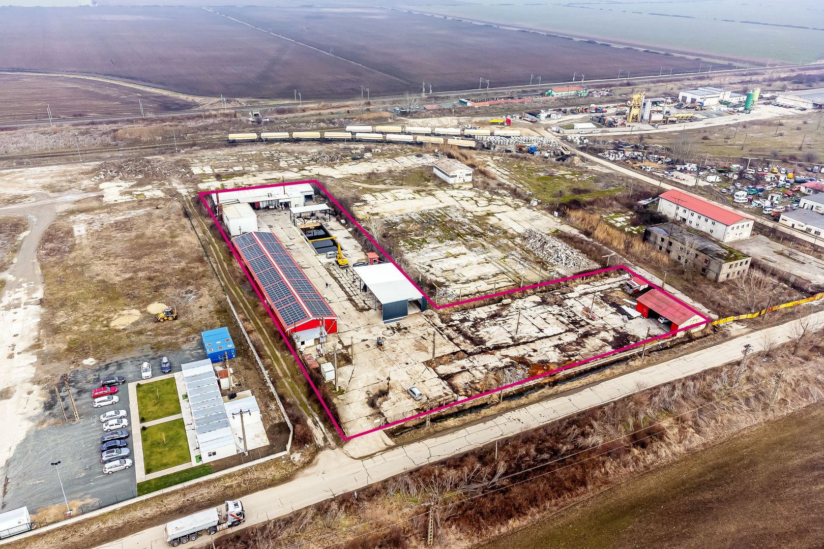 Spații industriale cu panouri fotovoltaice si platformă betonată - Poză 7