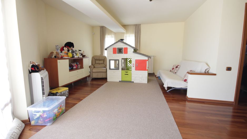 O casa deosebita cu Piscina - Poză 25