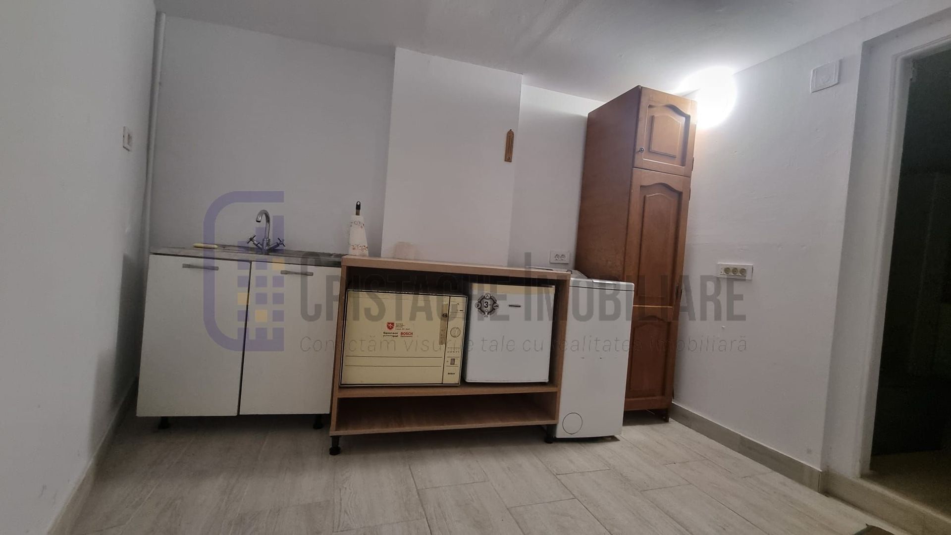 Studio 15 m², situat la mezaninul unei vile interbelice - Poză 1