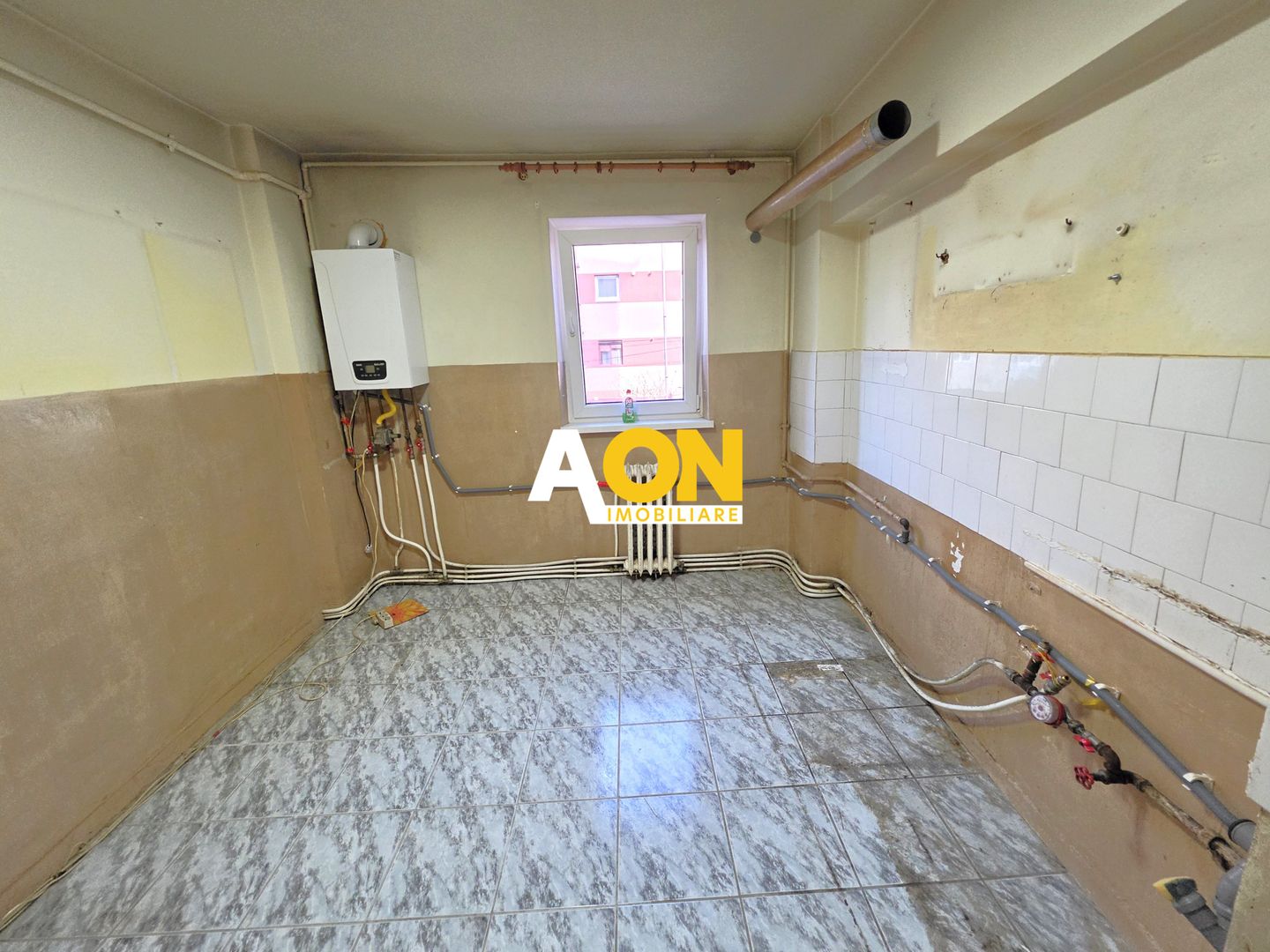 Apartament 4 camere, etaj 1, cu garaj si boxa, zona Scolii M. Eminescu - Poză 1