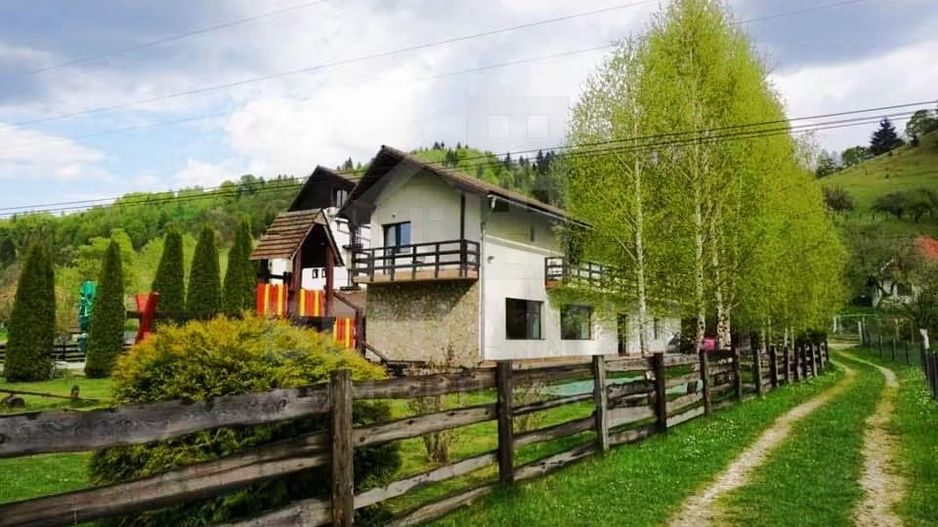 Pensiune Moieciu - 3000mp Teren - 12 Camere Plus Restaurant - Brasov - Poză 2