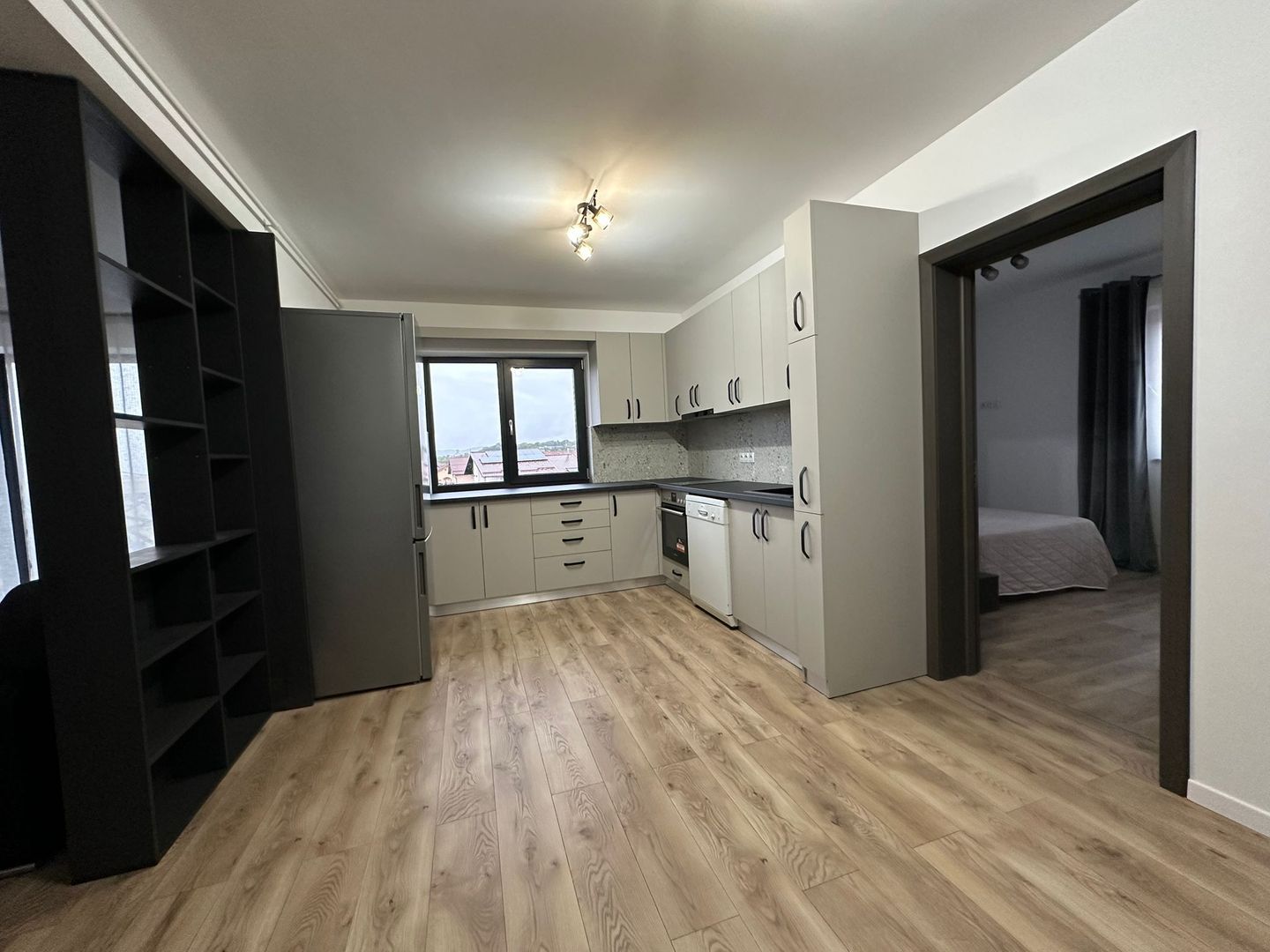 Apartament 4 camere,2băi,bloc NOU,1 parcare,zona 7 Noiembrie - Poză 4