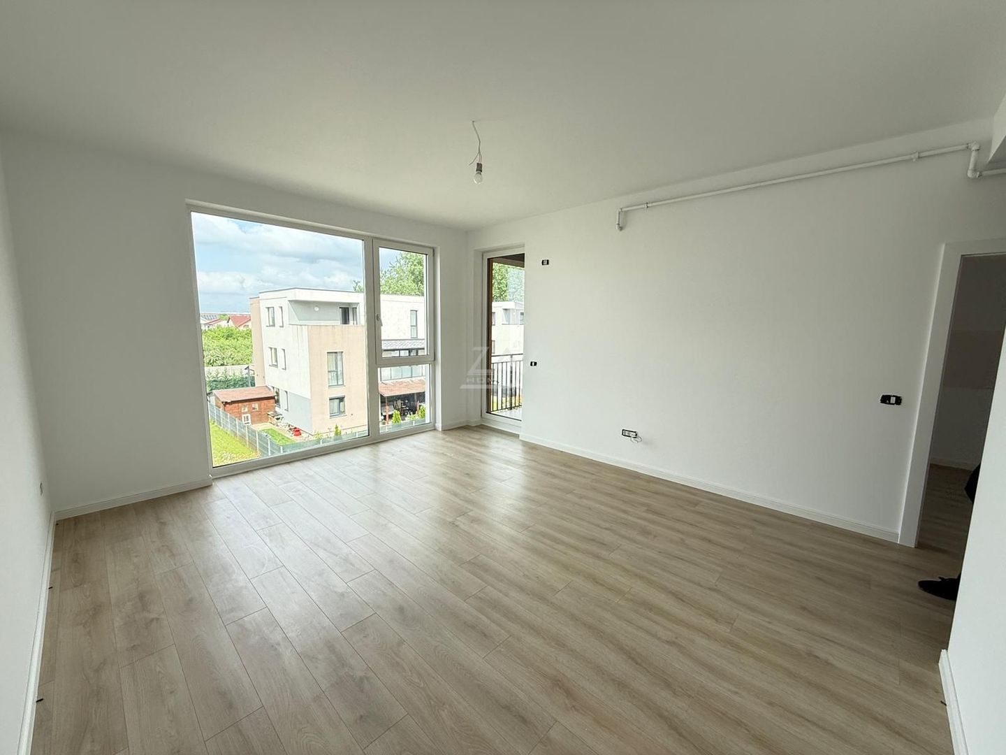 Bucatarie inchisa. Lift. Loc de parcare. - Poză 1