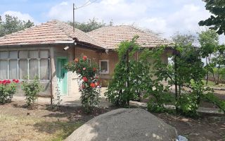 Vând casa cu 5camere în sat cîrja vaslui, teren 1900mp, apa trasa,curent, casa trebuie renovată, - Poză 5