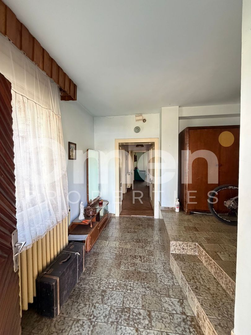 Casa de vanzare cu 446 mp teren si garaj, situata in zona centrala - Poză 3