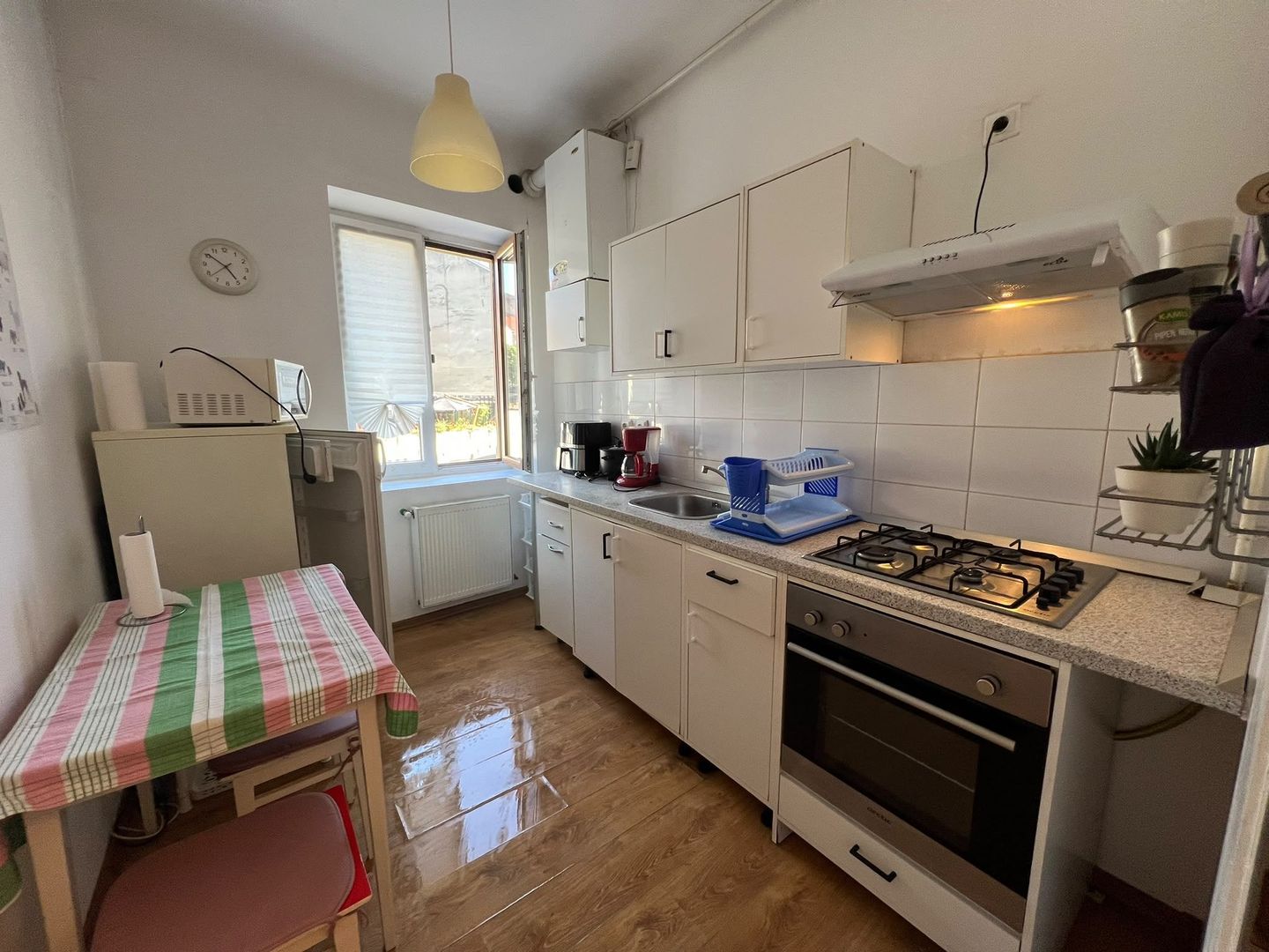 Apartament de inchiriat-2 camere,cu bai proprii,centrul orasului - Poză 1