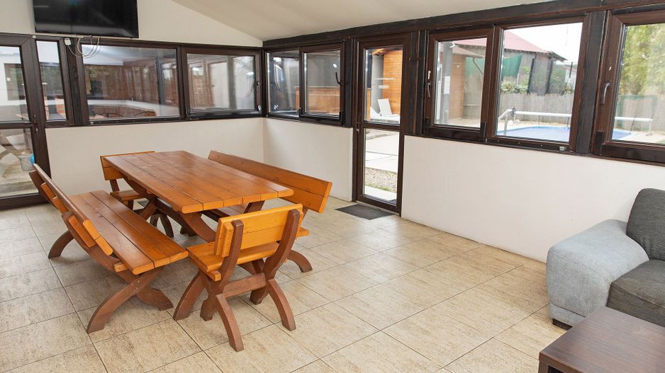 Vilă cu 5 dormitoare, 4 băi, 2 248mp teren, piscină. Preț: 229 000 Eur - Poză 12