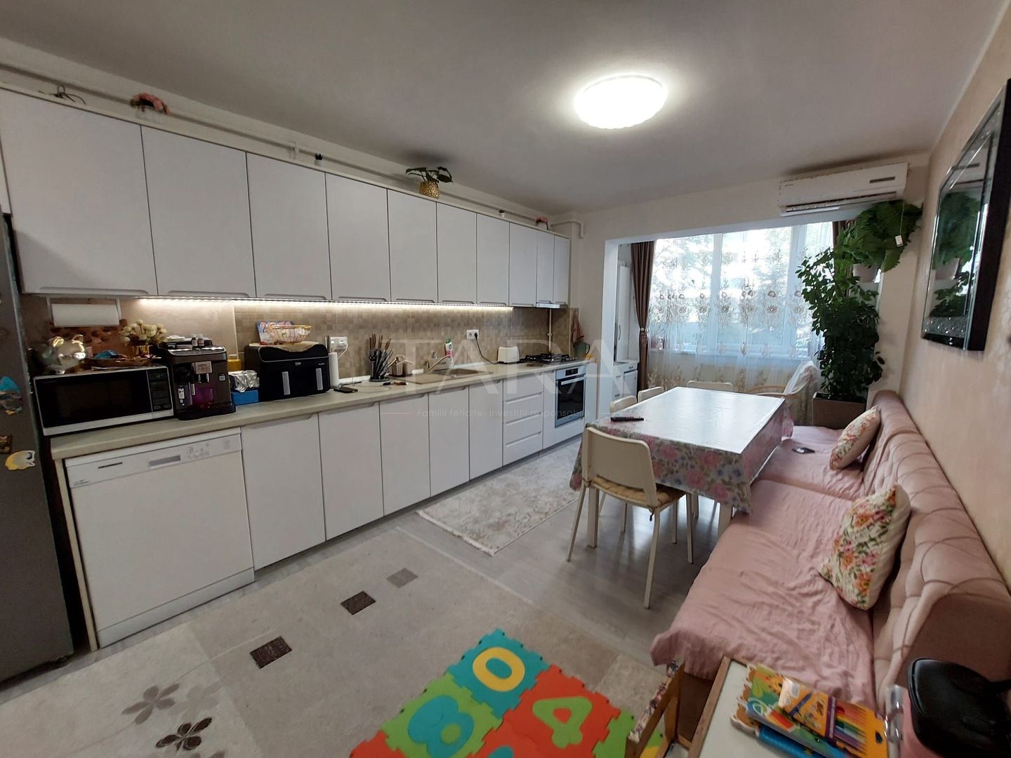 Apartament cu 3 camere, 2 balcoane și parcare, zona Floresti. - Poză 1