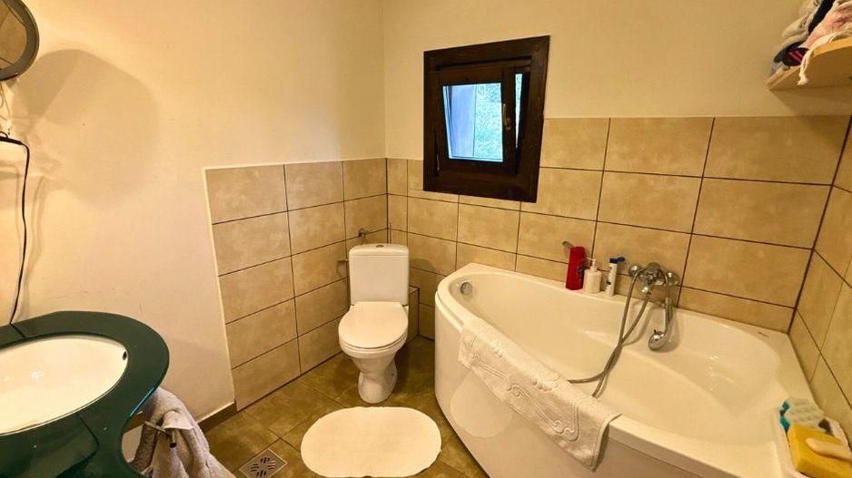 Vilă cu 10 camere P+2E+M 400 M² utili 2800 M² Teren Comandau - Poză 24