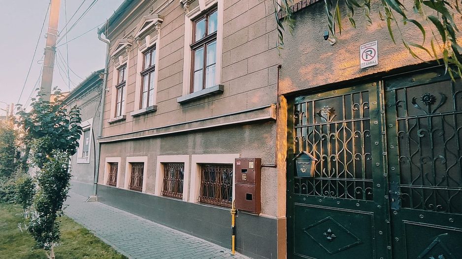 Casă cu 2 apartamente la un pas de centrul orașului! - Poză 2