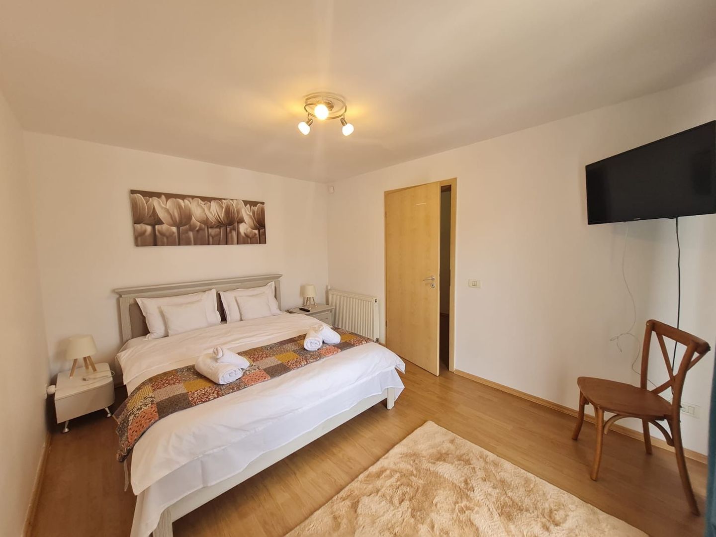 Vila spațioasă și recent renovată în Ghiroda! - Poză 36