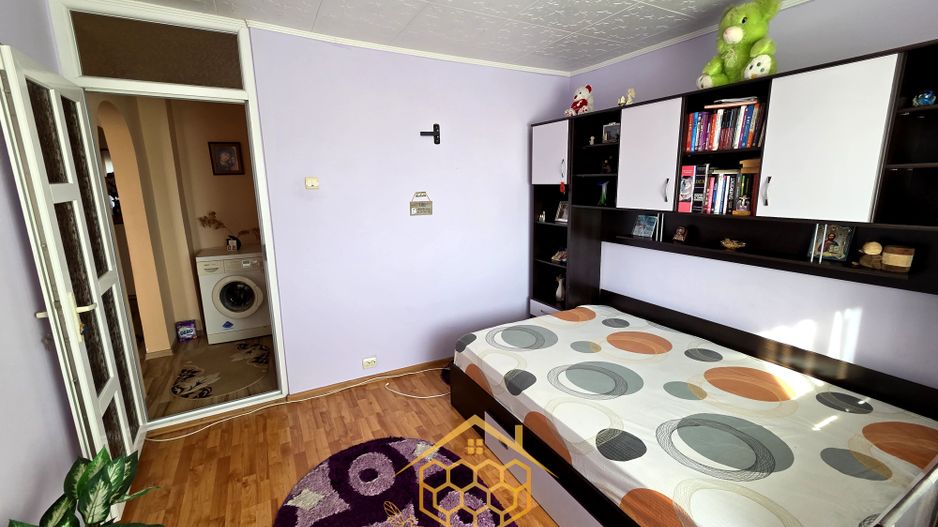 Apartament cu 3 camere in zona centrala - Filiasi - Poză 14