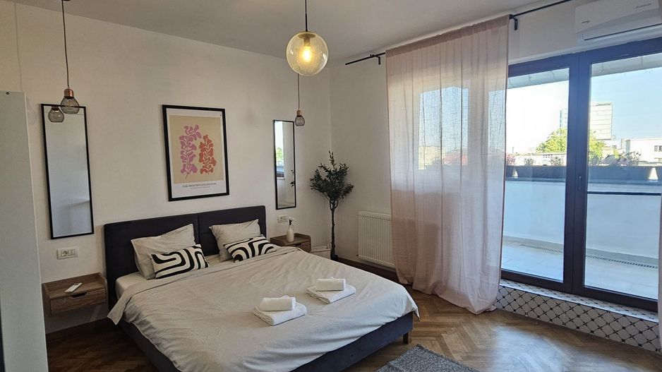 Apartament 4 camere ultracentral, renovat si mobilat, terasă spațioasă. - Poză 4