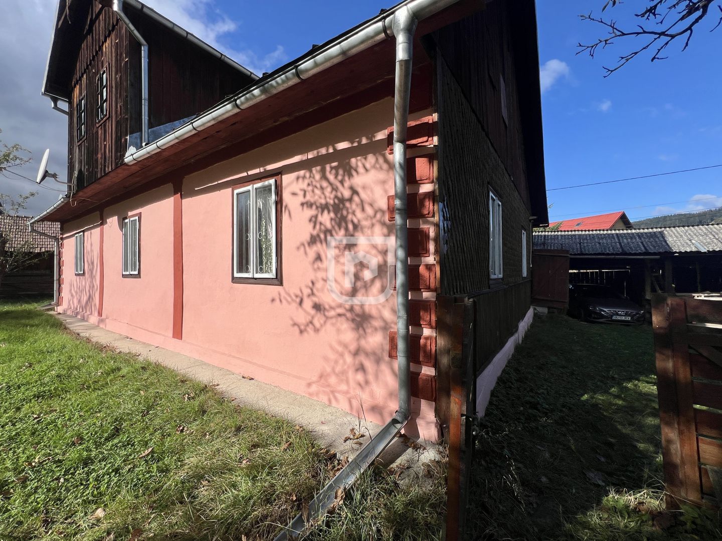 Casa traditional bucovineana la poalele muntilor Bucovinei - Poză 6