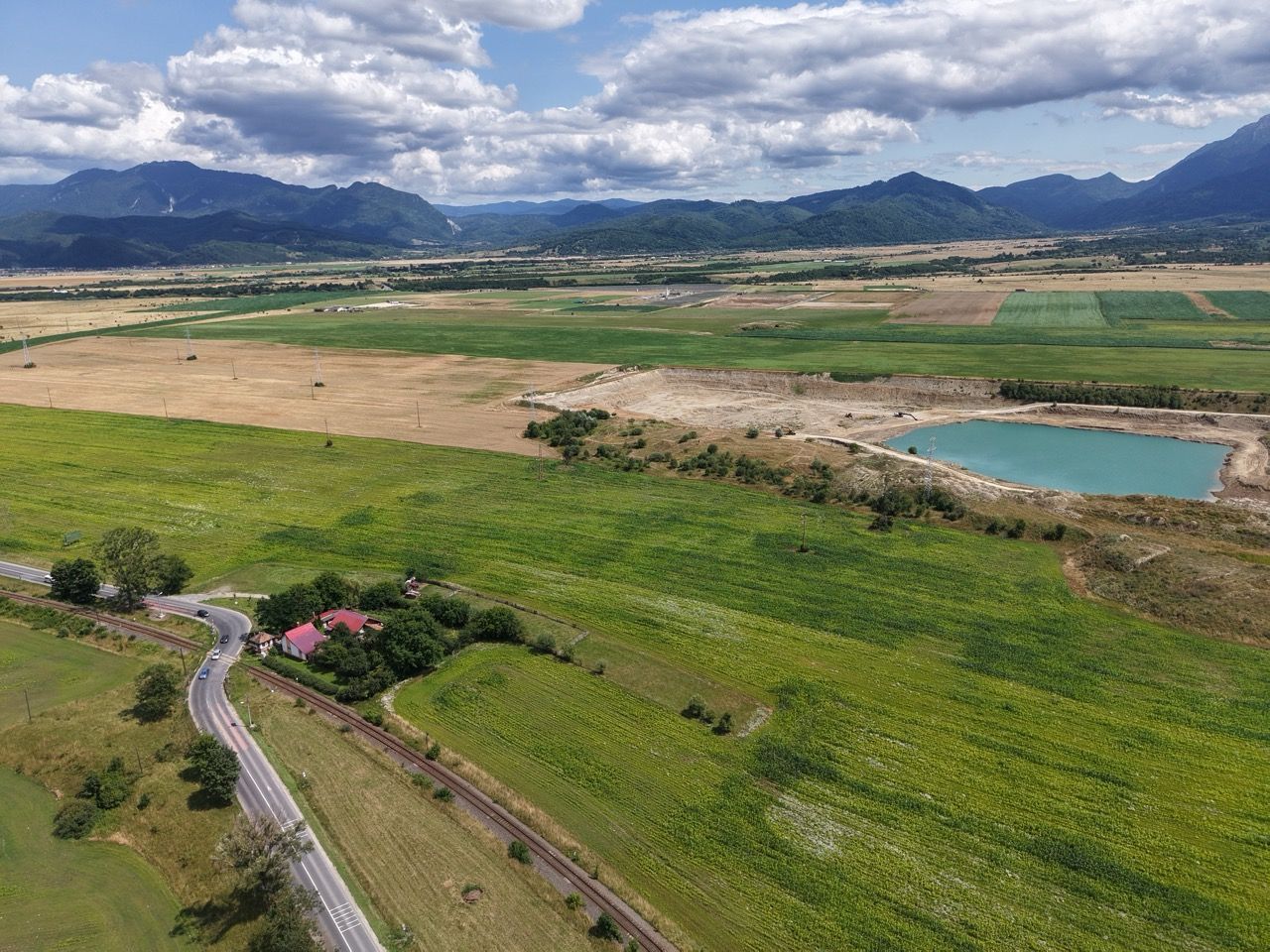 TEREN 5.001 MP – POZIȚIE EXCEPȚIONALĂ LA IEȘIREA DIN ZĂRNEȘTI - Poză 1