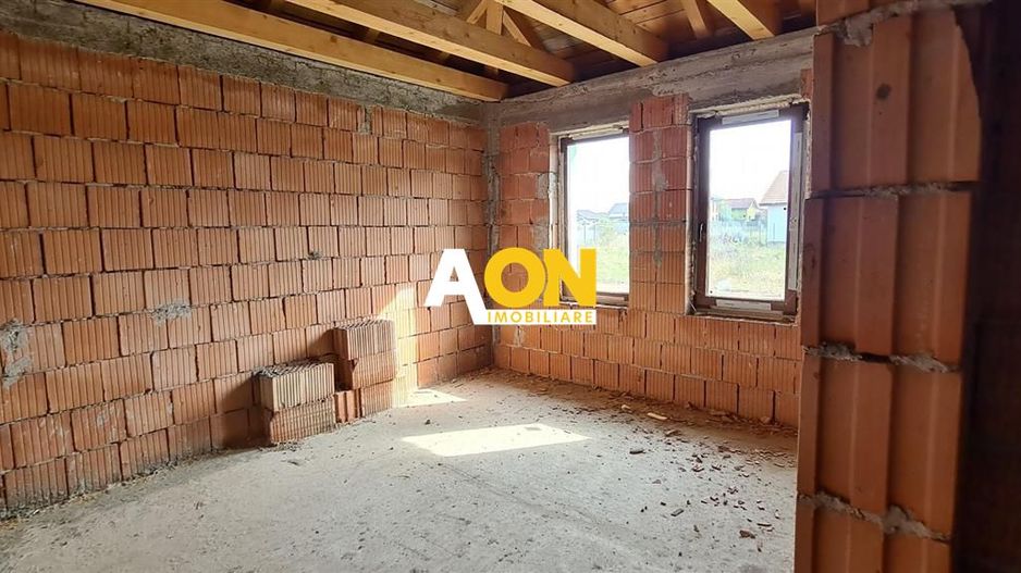 Casa la rosu cu toate utilitatile - Poză 8