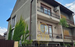 Casă cu garaj și panouri fotovoltaice în centrul orașului Salonta - Poză 2