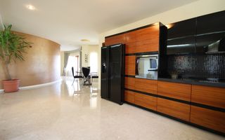 O casa deosebita cu Piscina - Poză 1