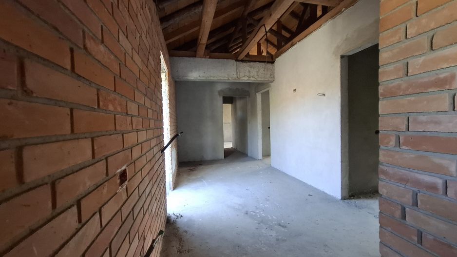 ila cu 6 camere + casă locuibilă pe teren intravilan de 1700 mp, cu vi - Poză 16