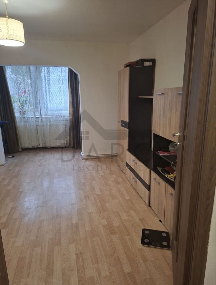 Vând apartament cu 3 camere zona Dâmbu Pietros aproape de bulevard . - Poză 1