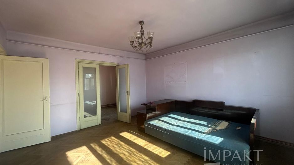 Apartament spatios, cu 4 camere in zona centrala - Poză 5