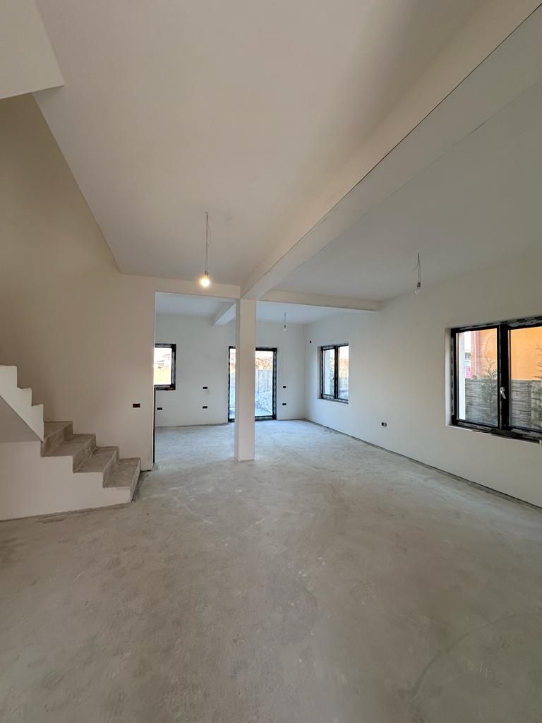 Duplex spatios despatit prin spatiu tehnic - 5 camere - Poză 3