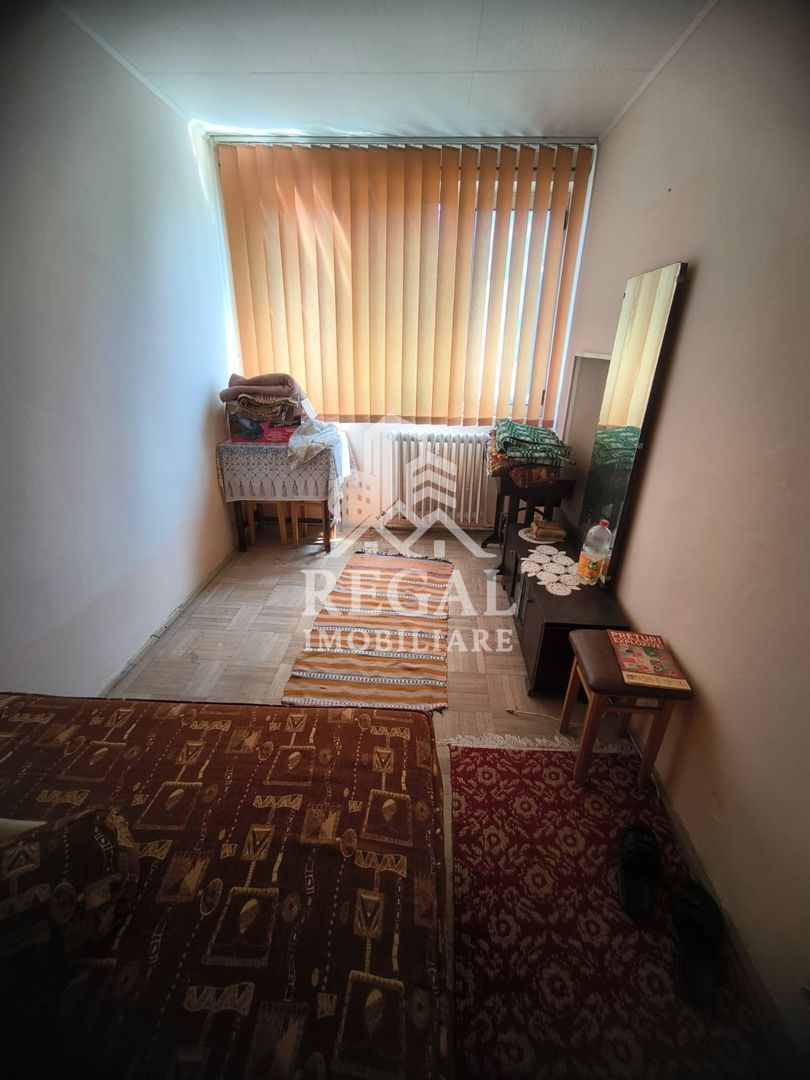 Apartament cu trei camere de vânzare in zona Micro 4 - Poză 2