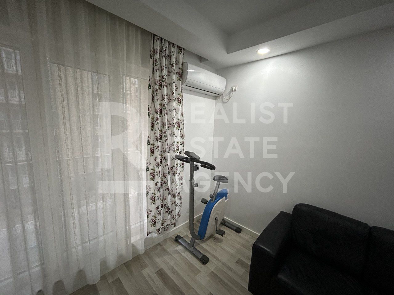 Apartament cu 2 camere, Cosmopolis, mobilat și utilat, loc de parcare - Poză 3