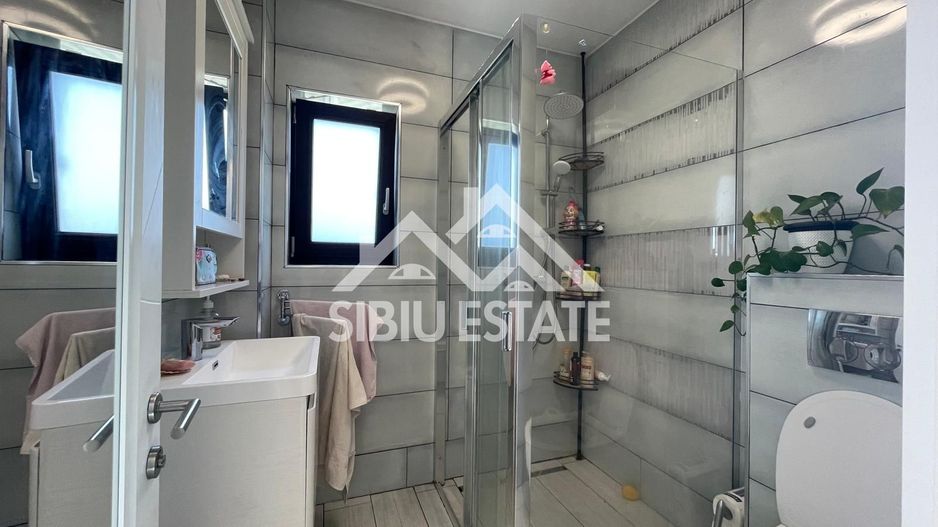 Duplex elegant cu 5 camere, 2 bai, curte in Cristian - Poză 21