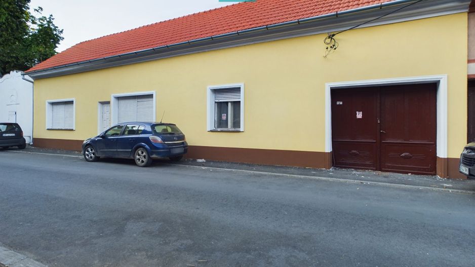 Apartament cu 3 camere în zonă Centrală, Lipova - Poză 1