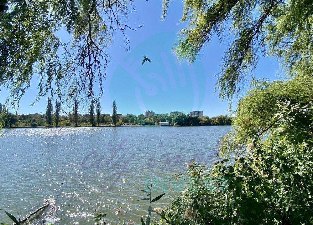 Apartament cu curte englezeasca si 2 intrari pozitionat langa lac - Poză 3